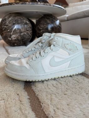 Nike Air Jordan 1 Mid "Spruce Aura" Sneaker